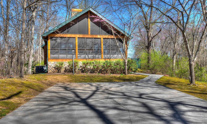 Sevierville Cabin | Red Leaf Lodge nPeaceful Cabin for 6 with Hot Tub