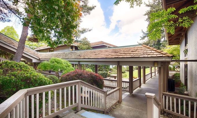 West Bellevue Hotel | Red Lion Hotel Bellevue
