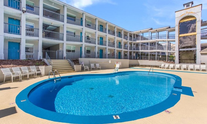 Merry Oaks Hotel | Red Lion Inn & Suites Nashville Airport