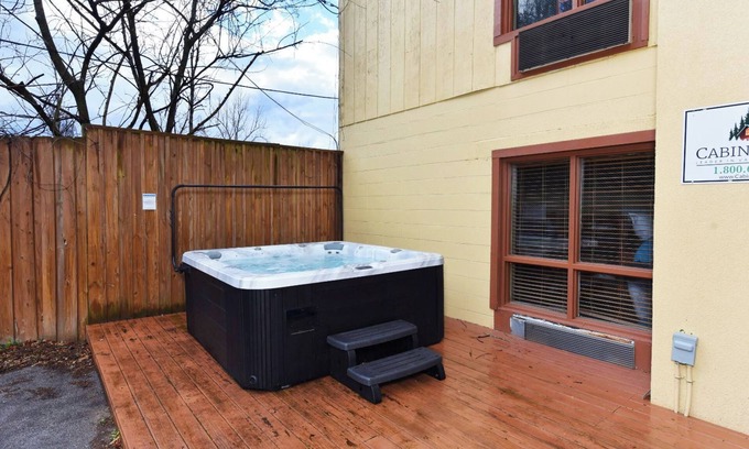 Gatlinburg Cabin | Red Oak Lodge - Downtown large-group cabin!