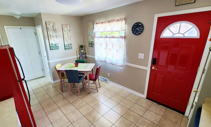 Milwaukee House | Red Pineapple Townhouse - An eclectic paradise minutes away from attractions!