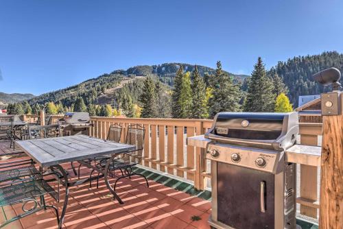 Red River Apartment | Red River Condo on Main Street with Mtn View!