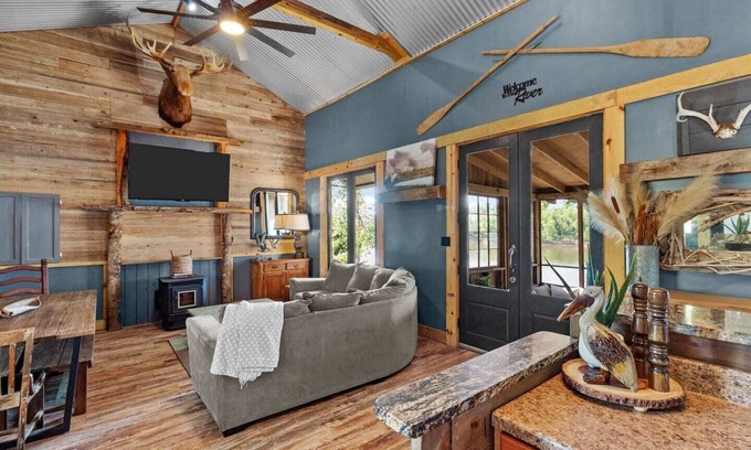 Shreveport Cabin | Red River Lodge with Panoramic River View