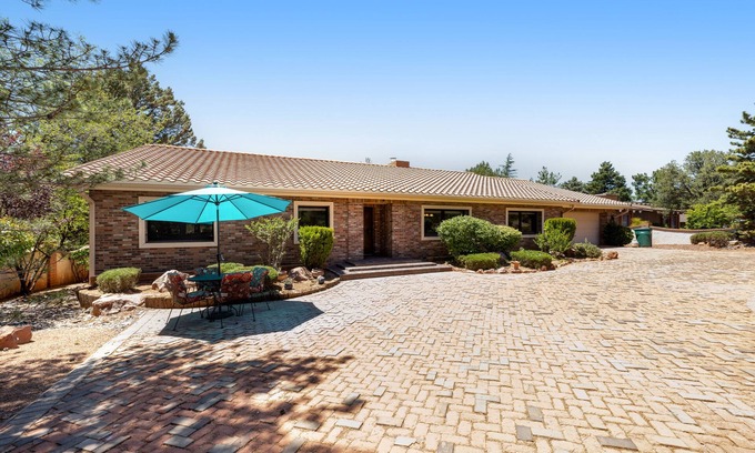 Sedona House | Red Rock-view oasis with beautiful veranda, central AC, W/D