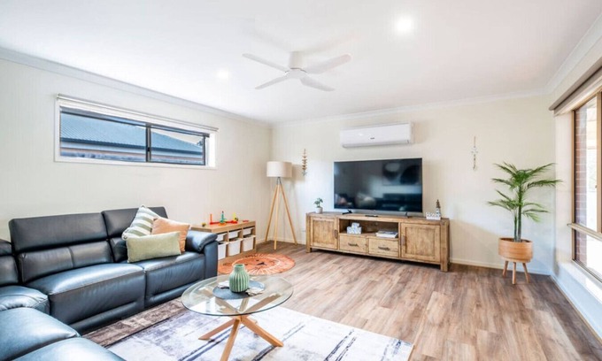Cowes House | Red Rocks | Near Beach | Pet Friendly + BBQ