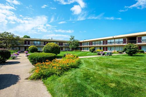 Battle Creek Hotel | Red Roof Inn and Suites Battle Creek