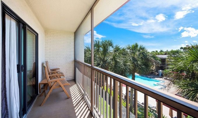 East Naples Hotel | Red Roof Inn PLUS+ & Suites Naples Downtown-5th Ave S