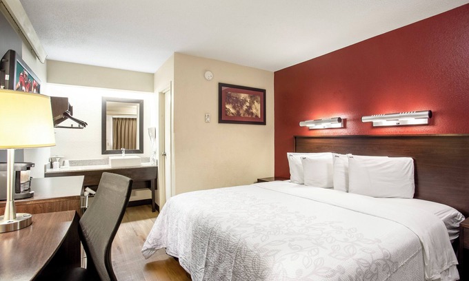 Lakeview Hotel | Red Roof Inn PLUS+ Washington DC - Manassas