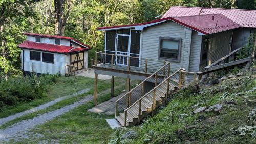 Stanley House | Red Roof mountain cabin with Starlink internet!
