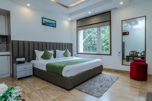 Safdarjung Enclave House | Red Rose Homestay - Rooms with Kitchenette
