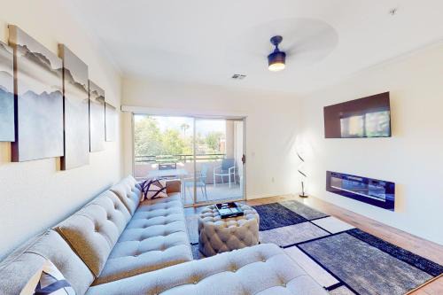Camelback East Apartment | Red Rox