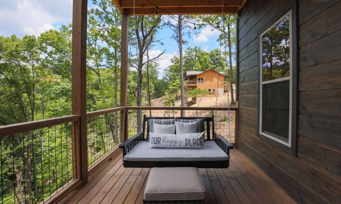 Gatlinburg - Pigeon Forge House | Red Sky View - Modern Cabin with Mountain Views!