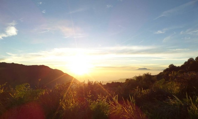 Ngadisari Bed & Breakfast | Red Twin Bedroom near active volcano Bromo