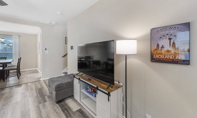 San Antonio House | Redbird Lodge