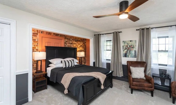 Harrisonburg Apartment | Redbud Room - By the Side Of the Road Inn and Cottages