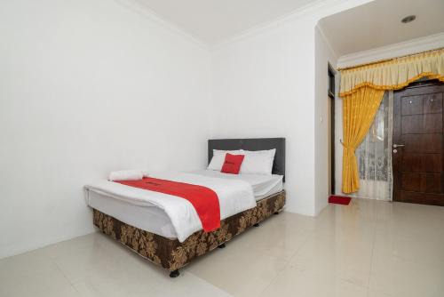 Surabaya Hotel | RedDoorz at Gunungsari Surabaya 2