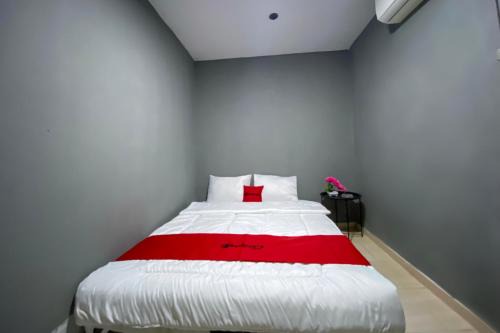 Tanjung Uncang Hotel | RedDoorz at Marina City Waterfront