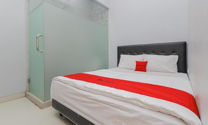 Gubeng Hotel | RedDoorz at Ngaggel Jaya Surabaya