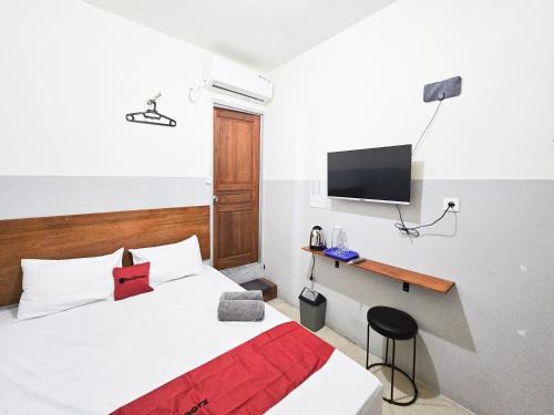 Gubeng Hotel | RedDoorz at Pucang Anom Timur Surabaya