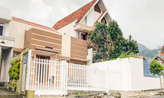 Ngaglik Hotel | RedDoorz at WR Supratman Batu