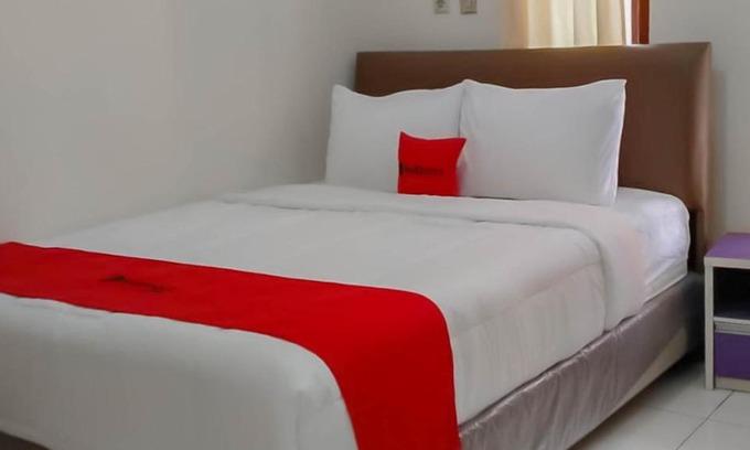 Karawang Hotel | RedDoorz @ Jalan Ahmad Yani