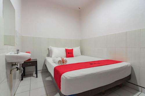 Pontianak Hotel | RedDoorz @ Komplek Pontianak Mall