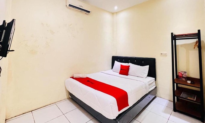 Sidoarjo Hotel | RedDoorz near Alun Alun Sidoarjo