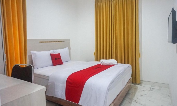Genitri Hotel | RedDoorz near Araya Family Club House