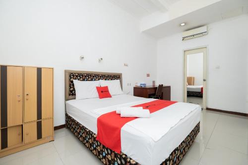 Suko Manunggal House | RedDoorz near Bukit Darmo Golf