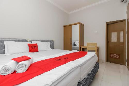 Tomang House | RedDoorz near Central Park Mall