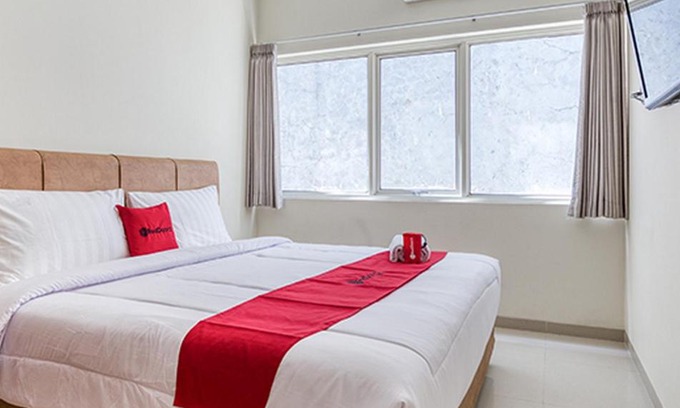 Surabaya House | RedDoorz near Ciputra World 3