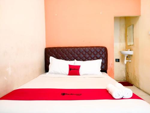 Waru Hotel | RedDoorz near City of Tomorrow Mall Surabaya
