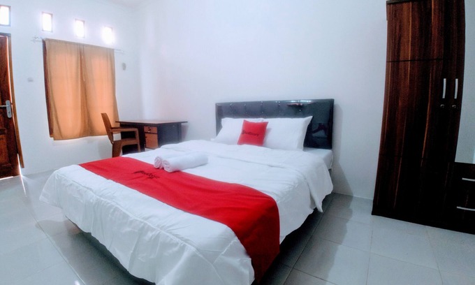 Bekasi Hotel | RedDoorz near Exit Toll Jatiwarna 2