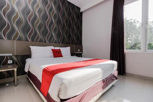 West Cirebon Hotel | RedDoorz near Goa Sunyaragi