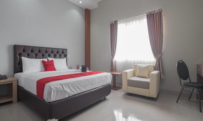 Samarinda Hotel | RedDoorz near Islamic Center Samarinda
