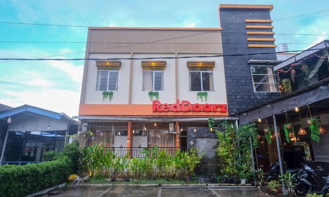 Manado City Centre House | RedDoorz near Jalan Wolter Monginsidi Manado
