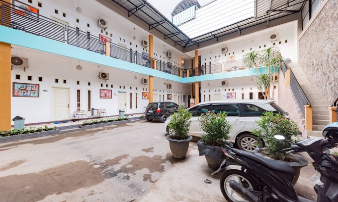 North Cirebon Hotel | RedDoorz Near Kejaksan Station Cirebon
