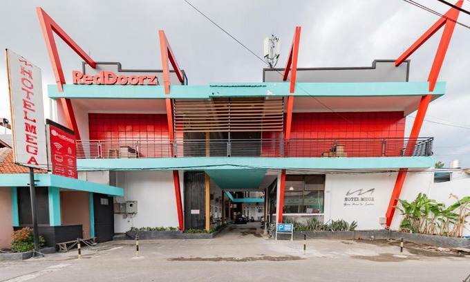 North Cirebon House | RedDoorz near Kejaksan Station Cirebon
