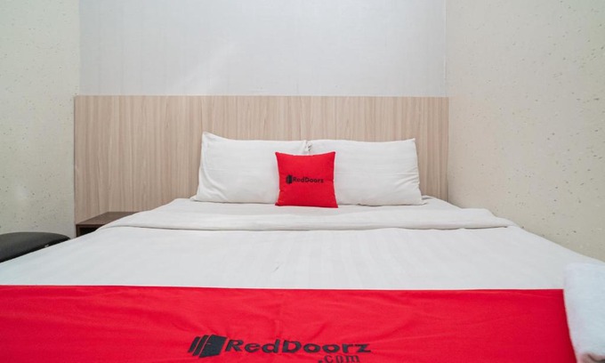 Surakarta Hotel | RedDoorz near Matahari Singosaren Solo