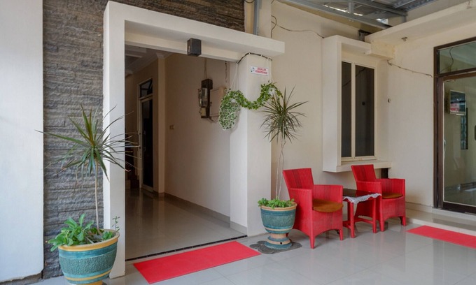 Palu Hotel | RedDoorz near Millenium Waterpark Palu