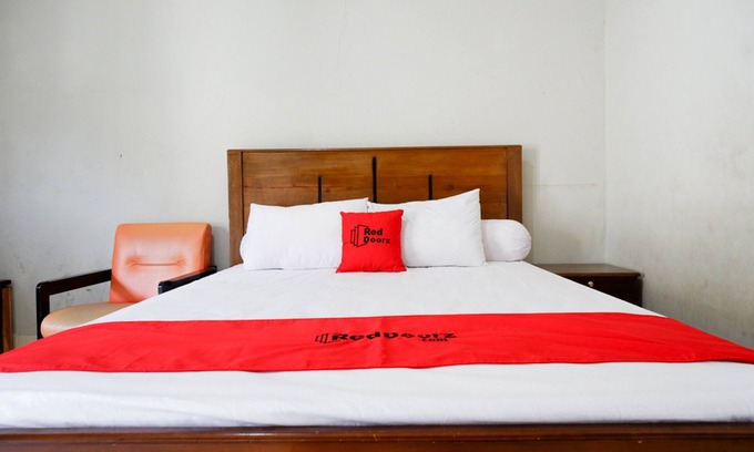 Palu Hotel | RedDoorz near Mutiara SIS Al Jufrie Airport Palu