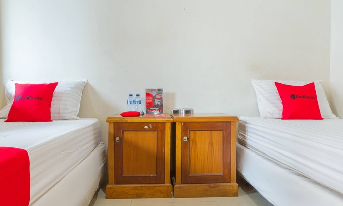 North Cirebon Hotel | RedDoorz near Pasar Pagi Cirebon 2