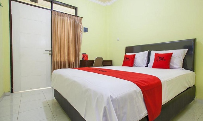 Surabaya House | RedDoorz near Petra University 2