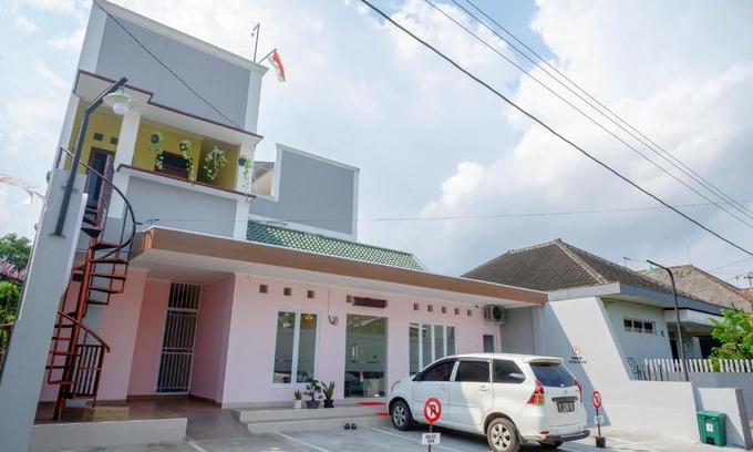 Purwokerto Hotel | RedDoorz near Rita Supermall Purwokerto 2