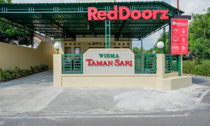 Karanganyar House | RedDoorz near Stadion 45 Karanganyar