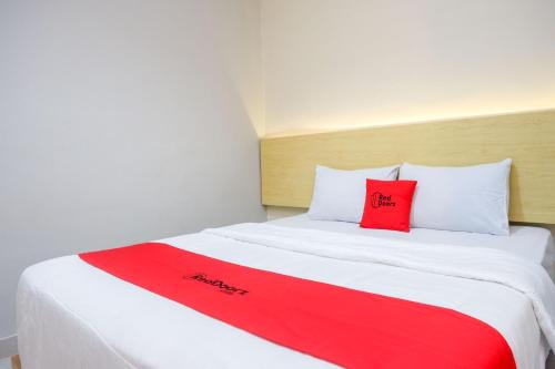 Batang Hotel | RedDoorz near Stasiun Batang