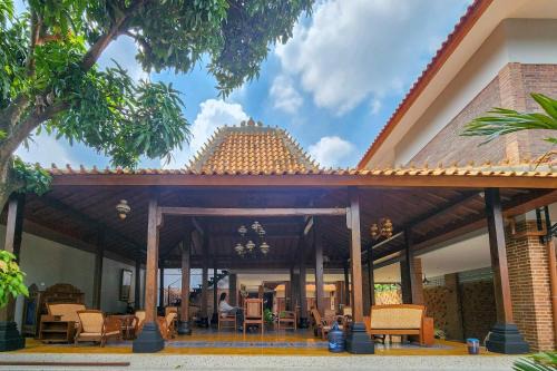Hargomulyo Hotel | RedDoorz near Stasiun Sragen