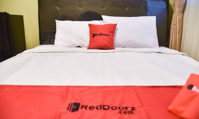 Darmo Hotel | RedDoorz near Surabaya Town Square