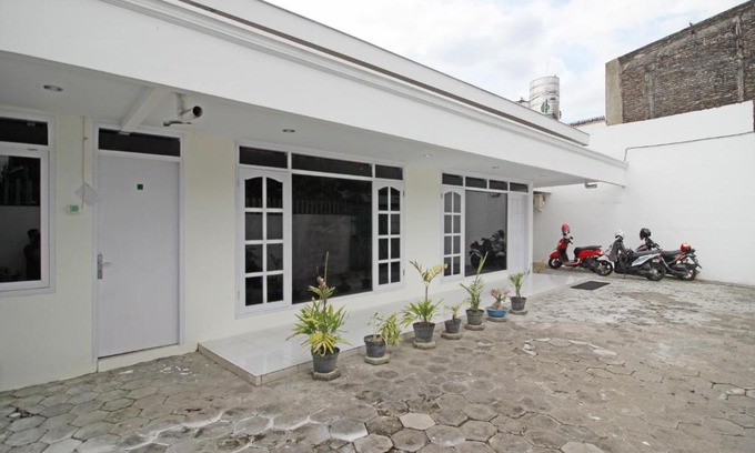 Banjarsari House | RedDoorz near Terminal Tirtonadi