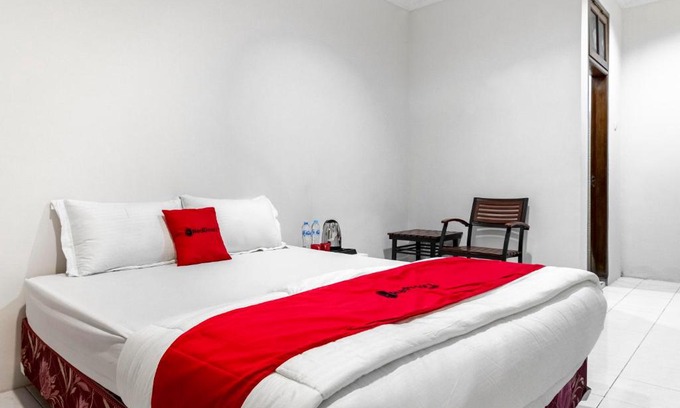 Surabaya House | RedDoorz Plus @ Gunungsari Surabaya